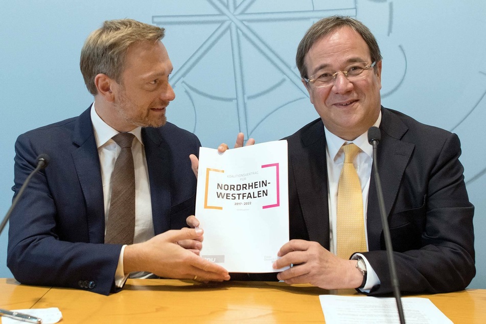Die Parteivorsitzenden Armin Laschet (60, CDU, r.) und Christian Lindner (42, FDP) präsentieren am 16.06.2017 in Düsseldorf den Koalitionsvertrag. (Archivfoto)