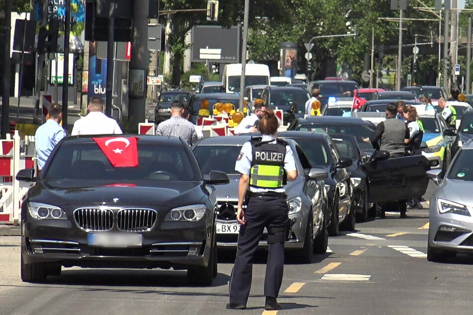 Gut 15 Autos eines Hochzeitskorsos brachten den Verkehr in Stuttgart zum Erliegen. (Symbolfoto)
