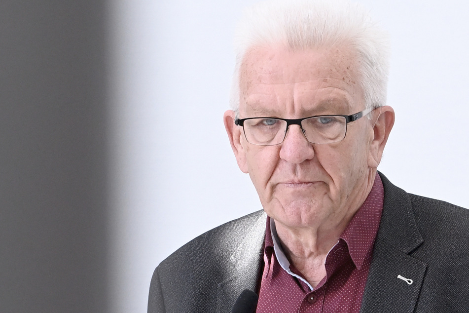 Winfried Kretschmann (72, Bündnis 90/Die Grünen), Ministerpräsident von Baden-Württemberg, spricht bei einem Pressestatement im Rahmen der Fortsetzung der Koalitionsverhandlungen von Grünen und CDU zu Journalisten.