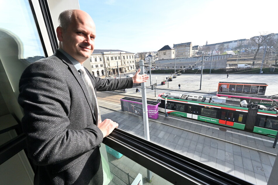 Citybahn-Geschäftsführer Friedbert Straube (44) genießt den Ausblick auf den Bahnhofsvorplatz.