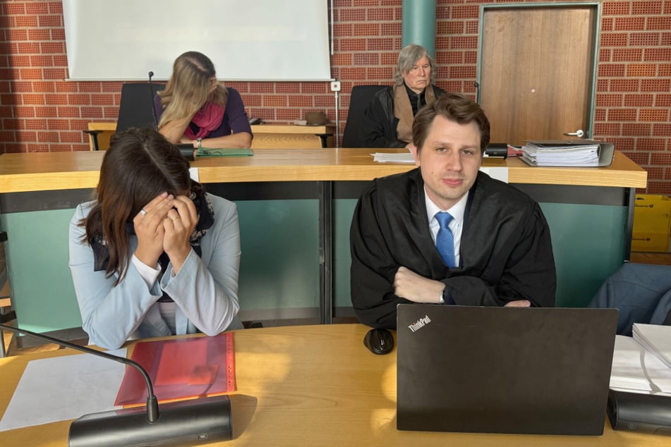Die zwei Lehrerinnen und ihre Verteidiger auf der Anklagebank im Landgericht Konstanz.