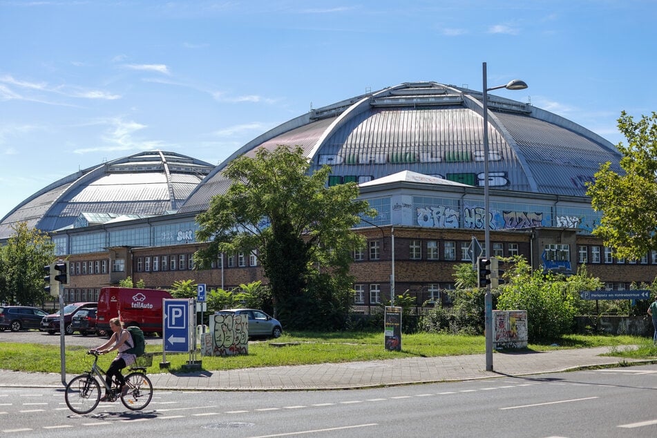 Im Leipziger Kohlrabizirkus versteckt sich eine riesige Eishalle.
