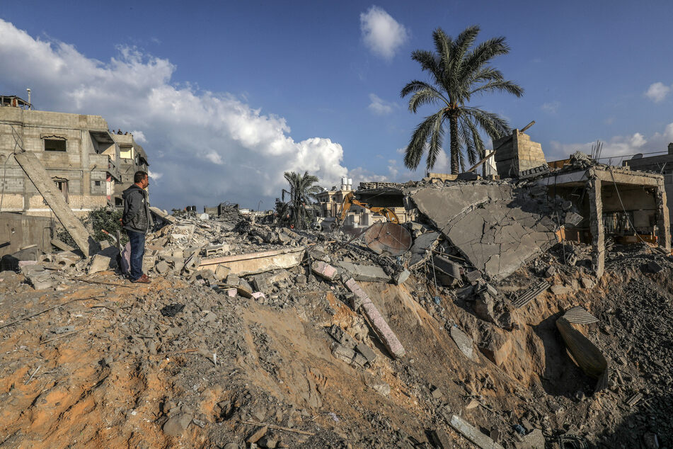 Ein zerstörtes Gebäude nach israelischen Luftangriffen im südlichen Gazastreifen. Die Zahl der getöteten Palästinenser vor Ort steigt auf 2750.