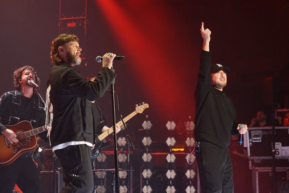 Überraschungsgast Kool Savas (50) steht mit Rea Garvey auf der Bühne im Deutschen Schauspielhaus – gemeinsam performten sie ihren Song "Is It Love?".