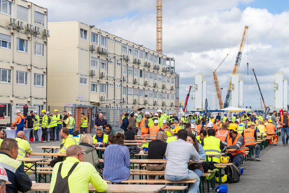 Feierten mit: Für Hunderte anwesende Arbeiter gab's frisch Gegrilltes.