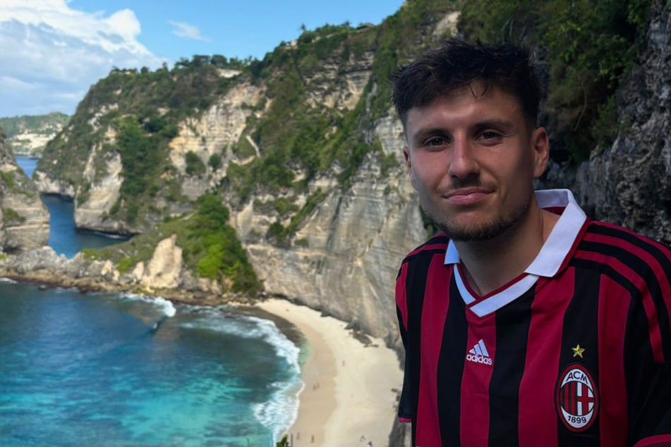 Angreifer Tobias Stockinger (im Trikot von AC Mailand) genießt die freien Tage auf der Trauminsel Bali.
