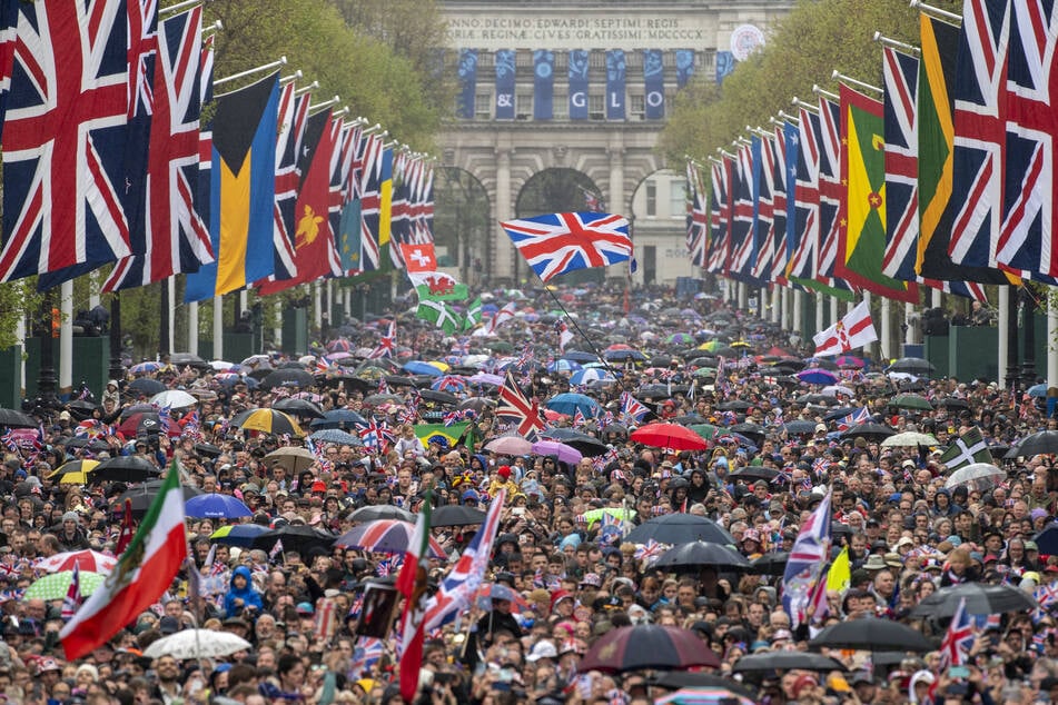 Tausende Menschen versammelten sich am Samstag sich an der Straße "The Mall" während der Krönung von König Charles III. (74) und Königin Camilla (75). Allerdings gibt es auch etliche Briten, denen die Royals mehr oder weniger egal sind.