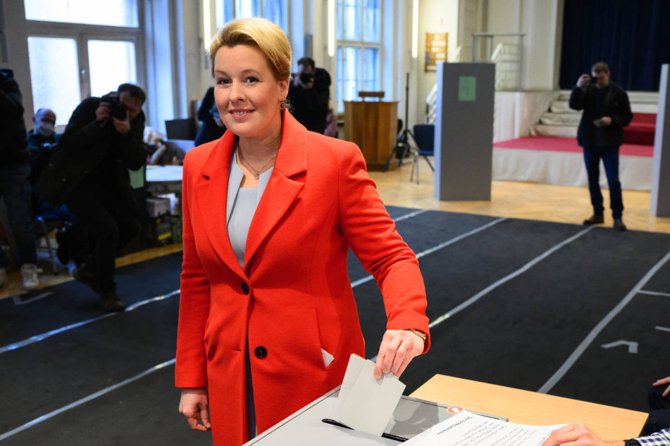 Berlins Regierende Bürgermeisterin Franziska Giffey (44, SPD) gibt am Sonntagmittag ihre Stimme zur Abgeordnetenhauswahl ab.