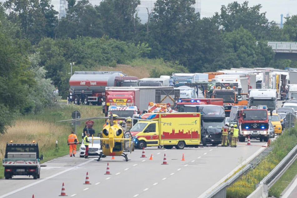 Unfall A9: Schwerverletzter nach Crash auf A9 bei Leipzig: Autobahn stundenlang gesperrt!