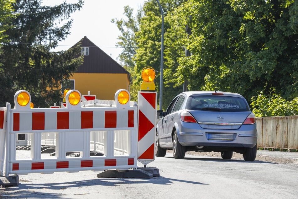 Aufgrund des Zustandes der Bröckel-Brücke wird der Bahnverkehr unterhalb des Bauwerks komplett eingestellt. (Archivbild)