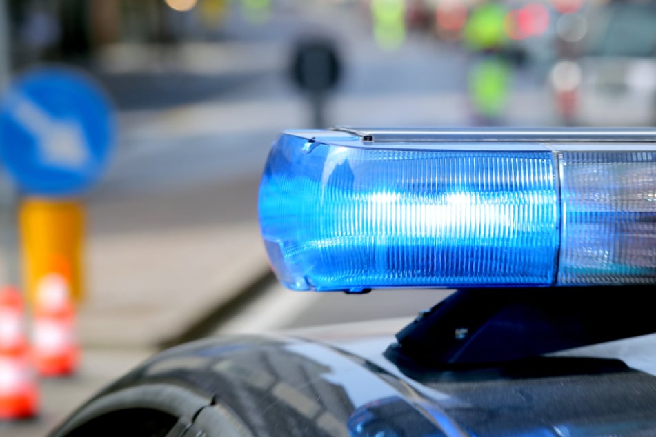 Als die Mitarbeiter eines Geschäfts das kleine Mädchen alleine bemerkten, riefen sie die Polizei (Symbolbild).