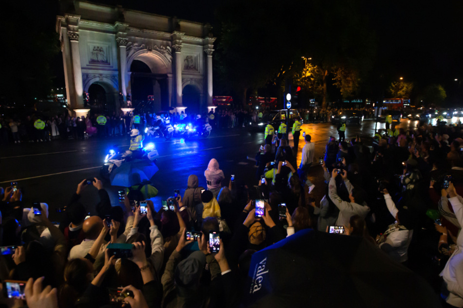 Der Sarg von Königin Elizabeth II. wird am Marble Arch vorbeigeführt, während Tausende von Trauernden auf den Bürgersteigen warten.