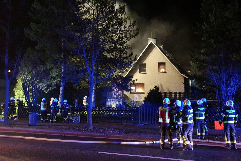 Die Brandbekämpfer mussten an Neujahr zu dem Einfamilienhaus in Pirna ausrücken.