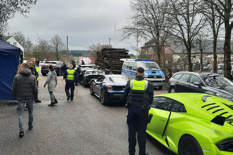Wie hier in NRW wurden am sogenannten "Carfriday" bundesweit Autofahrer von der Polizei im Rahmen einer Schwerpunktaktion kontrolliert. Die Polizei in Rostock und Neubrandenburg beteiligte sich erstmals an der Aktion und zog eine positive Bilanz.