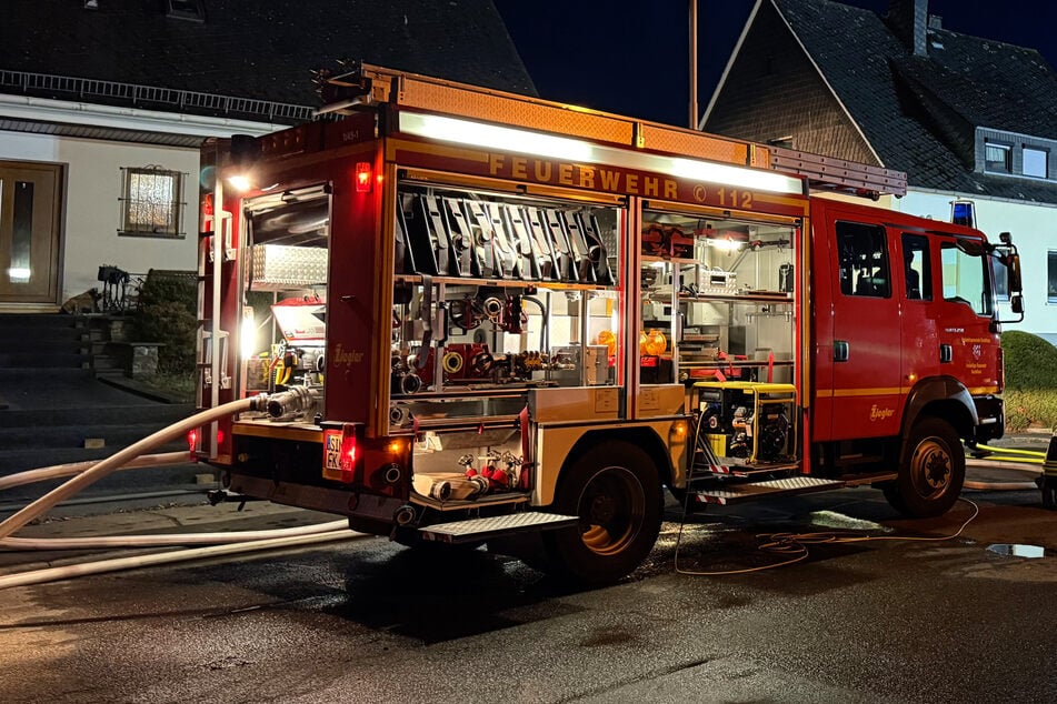 Zwei Bewohner schwer verletzt aus brennendem Haus gerettet