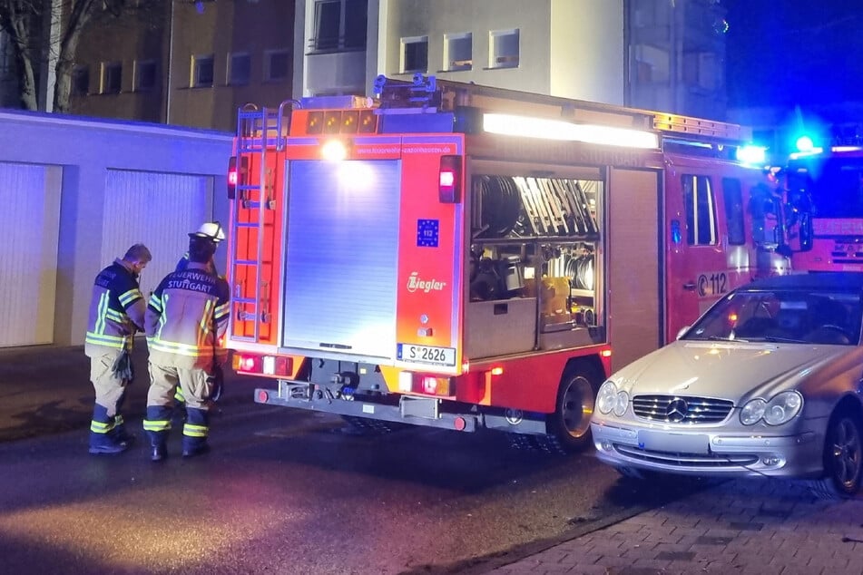 Stuttgart: Feuerwehr-Großeinsatz in Stuttgart: Flammen schlagen aus den Fenstern