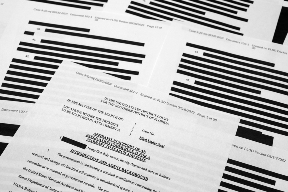 Seiten aus der eidesstattlichen Erklärung des FBI zur Begründung eines Durchsuchungsbefehls für Trumps Mar-a-Lago-Anwesen.