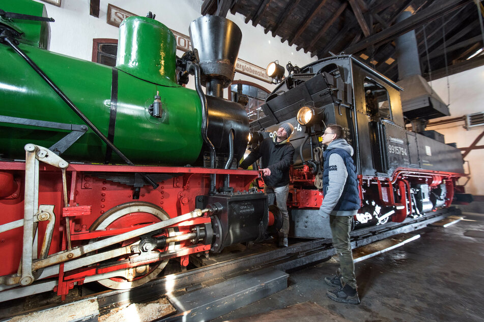 Der "Laubfrosch", eine eher seltene O&K-Lokomotive für 750mm-Spur, daneben das Schmuckstück IVK 99 579 im Museum und Rittersgrün. (Archivbild)