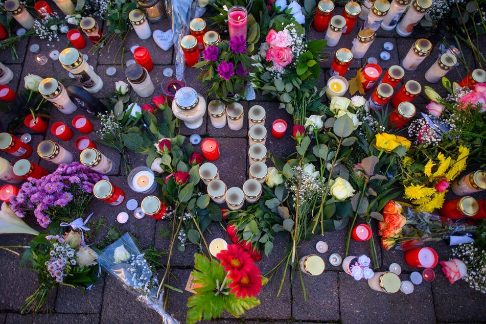 Einen Tag nach dem schrecklichen Fund gedachten zahlreiche Menschen dem Mädchen in Aschersleben mit Blumen und Kerzen.