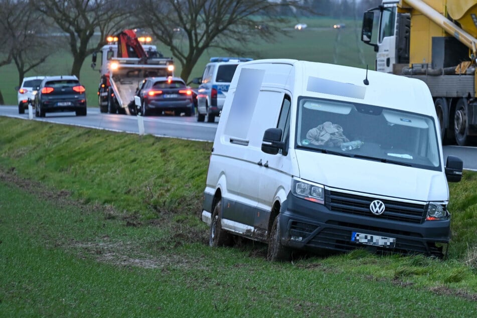 Transporter landet nach Frontalcrash im Graben