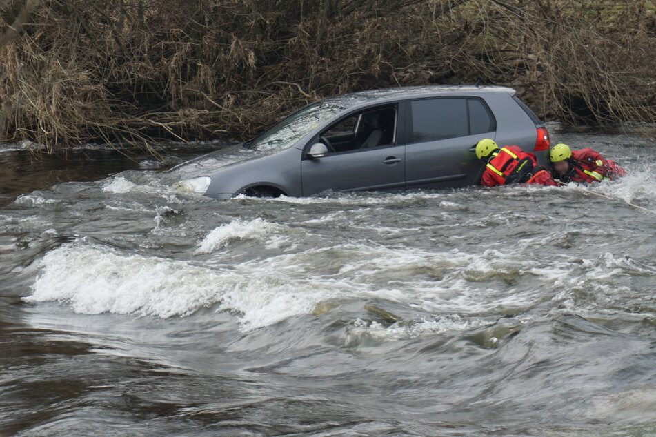 Ein Pärchen wollte mit seinem VW durch eine Zschopauquerung fahren. Da der Fluss derzeit viel Wasser führt, wurde das Auto mitgerissen.