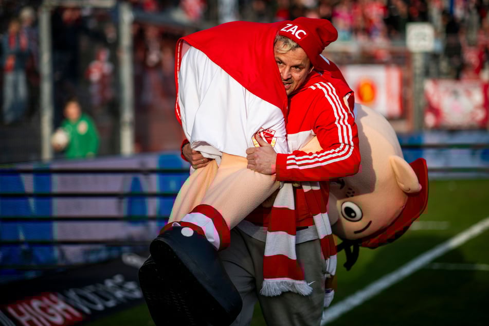 Neben den täglichen 42,195 Kilometern will Alexander Knappe (41) jeden Tag eine Person am Start und Ziel schultern. Als Erster war Energie-Maskottchen "Lauzi" dran.