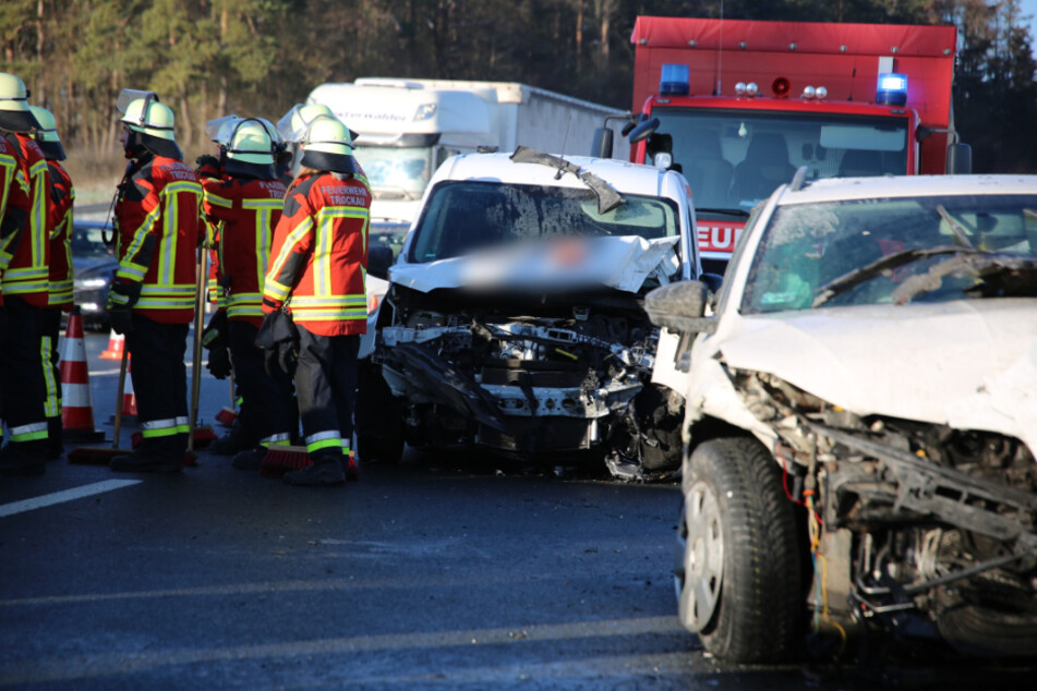 Bei einer Karambolage mit zwölf Fahrzeugen auf der Autobahn 9 in Oberfranken sind nach Angaben des Bayerischen Roten Kreuzes neun Menschen verletzt worden.
