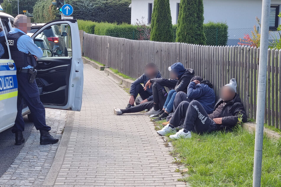 In der erzgebirgischen Gemeinde Hohndorf konnte die Polizei am Samstagmittag vier Flüchtlinge schnappen, die mit einem syrischen Fahrer (45) illegal nach Deutschland einreisten.