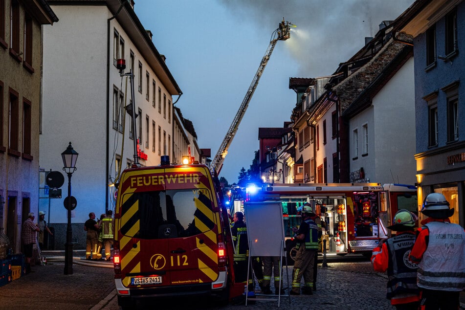 Zwei Feuerwehrleute wurden bei dem Einsatz verletzt.