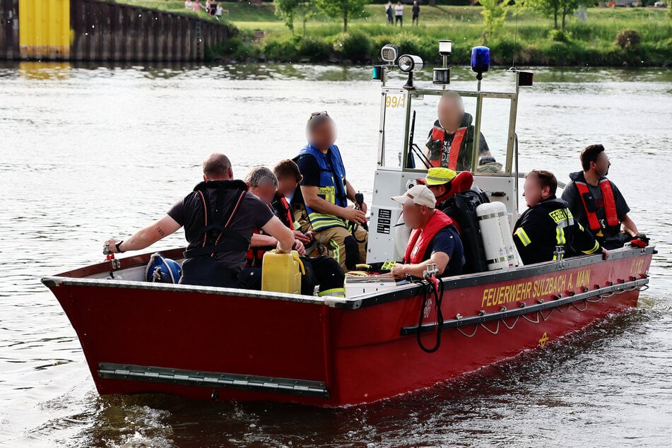 Etwa 100 Kräfte waren am Sonntag bislang erfolglos im Einsatz. Am Montag wird die Suche fortgesetzt.
