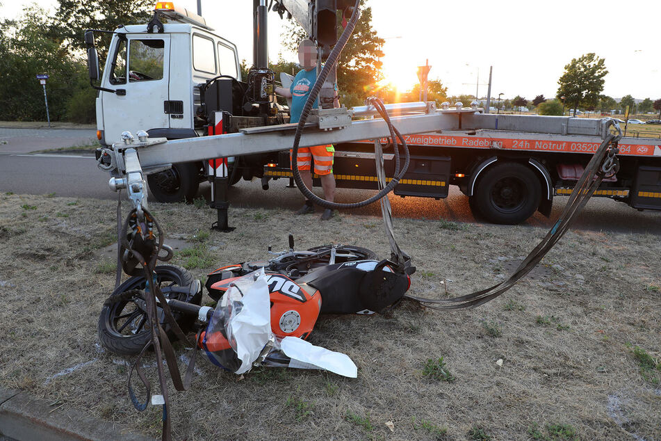 Der Biker wurde leicht verletzt, die gestohlene Maschine wurde abgeschleppt.