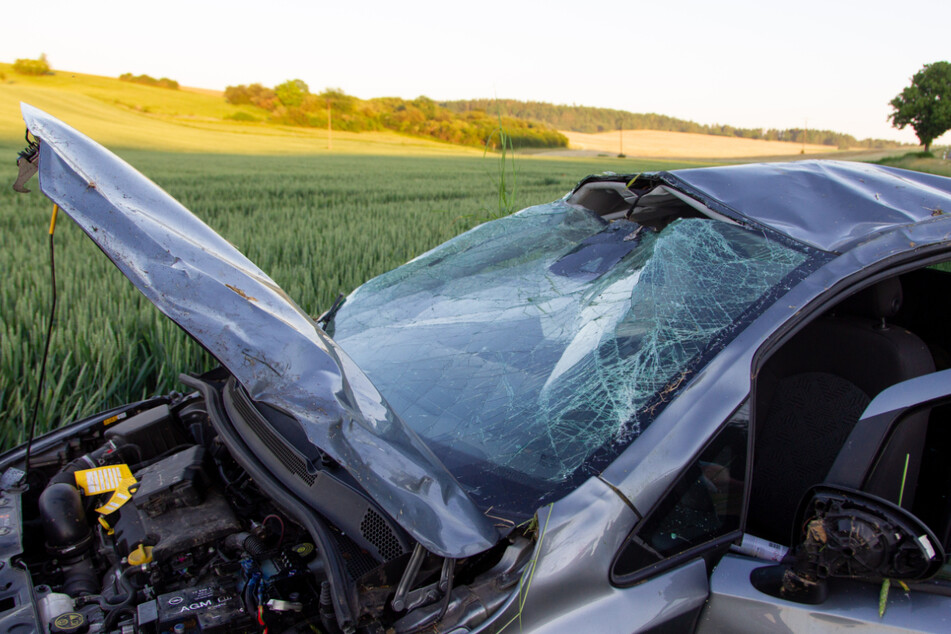 Opel-Fahrerin überschlägt sich: Autofahrer befreien sie schwer verletzt aus dem Wrack