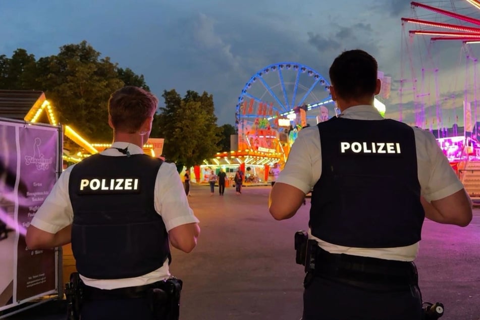 Einsatzkräfte der Polizei auf dem Kiliani-Volksfest am Dienstagabend: Ein Bezug zwischen der Veranstaltung und den Schüssen bestehe aber nicht, betonte ein Sprecher.