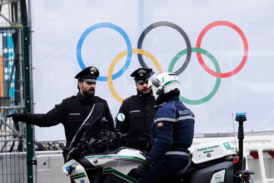 Italienische Polizisten bei einer Kontrolle vor dem Olympischen Dorf in Mailand.