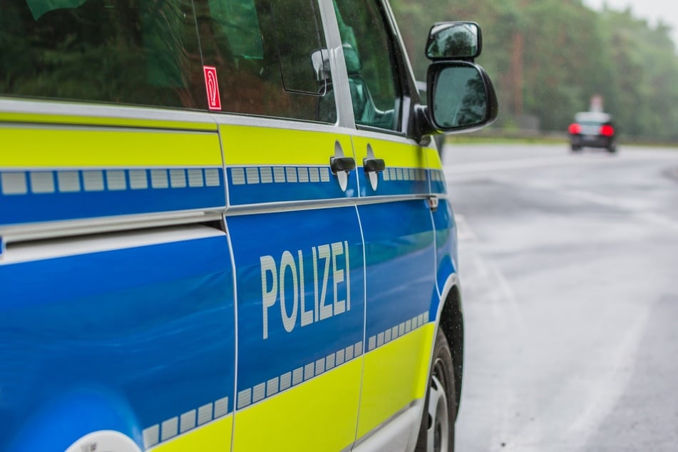 Die Polizei fragt sich, warum der junge Fahrer die Kontrolle über sein Auto verloren hat. (Symbolbild)