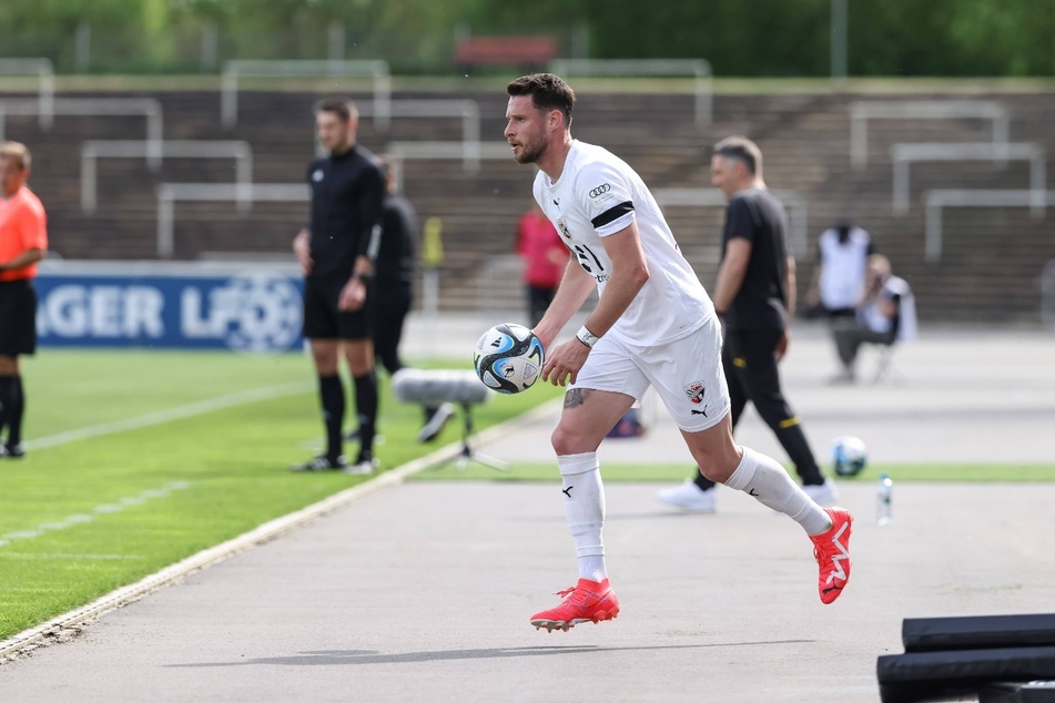 Gleich wird es gefährlich: Ryan Malone (32) schleudert einen Ball in den gegnerischen Strafraum.