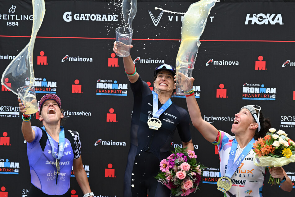 Freude Pur bei allen Frauen, die es bei der Ironman-Europameisterschaft in Frankfurt auf das Podest geschafft haben (v.l.n.r.): Zweitplatzierte Skye Moench (34), Siegerin Sarah True (41) und die Drittplatzierte Agnieszka Jerzyk (35).