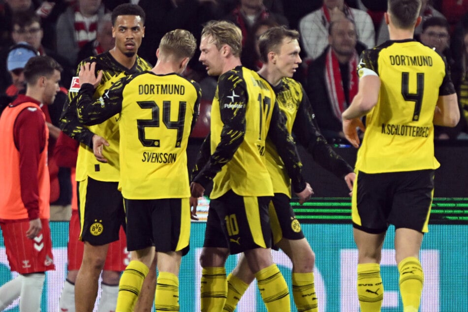 Pflichtaufgabe erfüllt: Die BVB-Profis jubeln über den Treffer zum 0:2 durch Maxi Beier.
