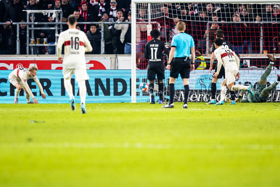 Chris Führich (24, l.) köpft gegen Borussia Mönchengladbach das 2:2.