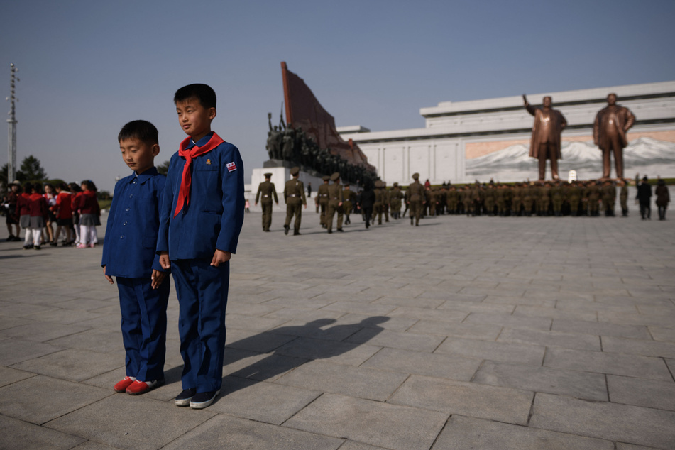 Wie unter kommunistischen Diktaturen üblich, werden auch in Nordkorea Kinder von früh an auf Linie gebracht.