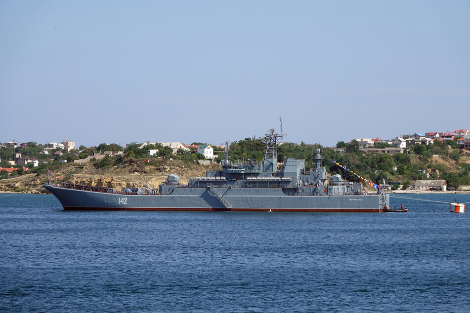Nach offiziell unbestätigten Berichten in sozialen Medien soll bei dem Angriff das mit Drohnen beladene Kriegsschiff "Nowotscherkassk" getroffen worden sein.