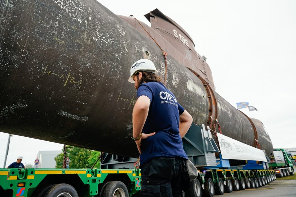 Das U-Boot U17 wird beim Transportstart vom Technikmuseum Speyer auf der Straße transportiert.