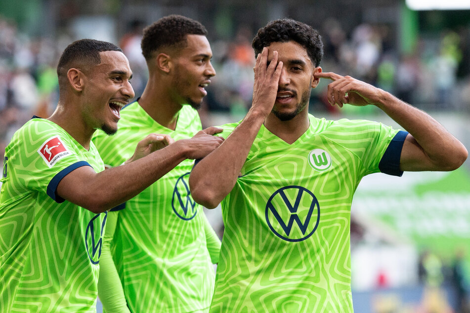 VfL Wolfsburgs Stürmer Omar Marmoush (24, r.) soll das neueste Objekt der Begierde von Eintracht Frankfurt sein.