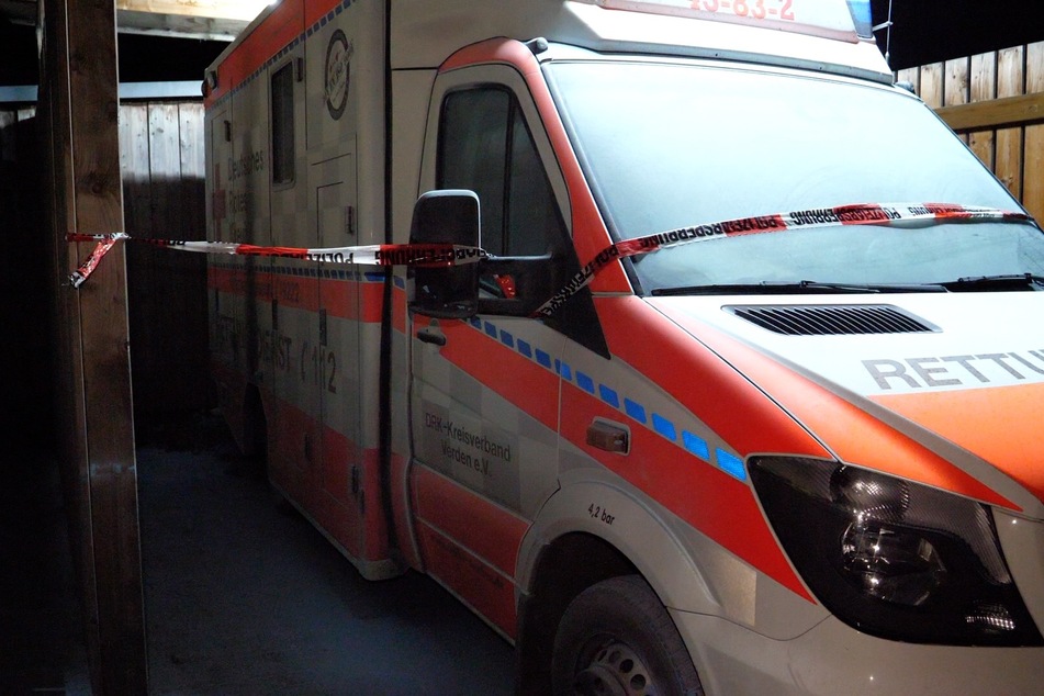 Der beschädigte Rettungswagen steht im Carport.