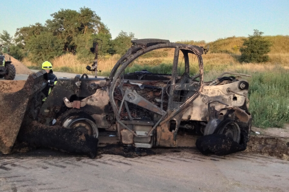 Nach dem Brand ist kaum etwas vom Radlader übrig.