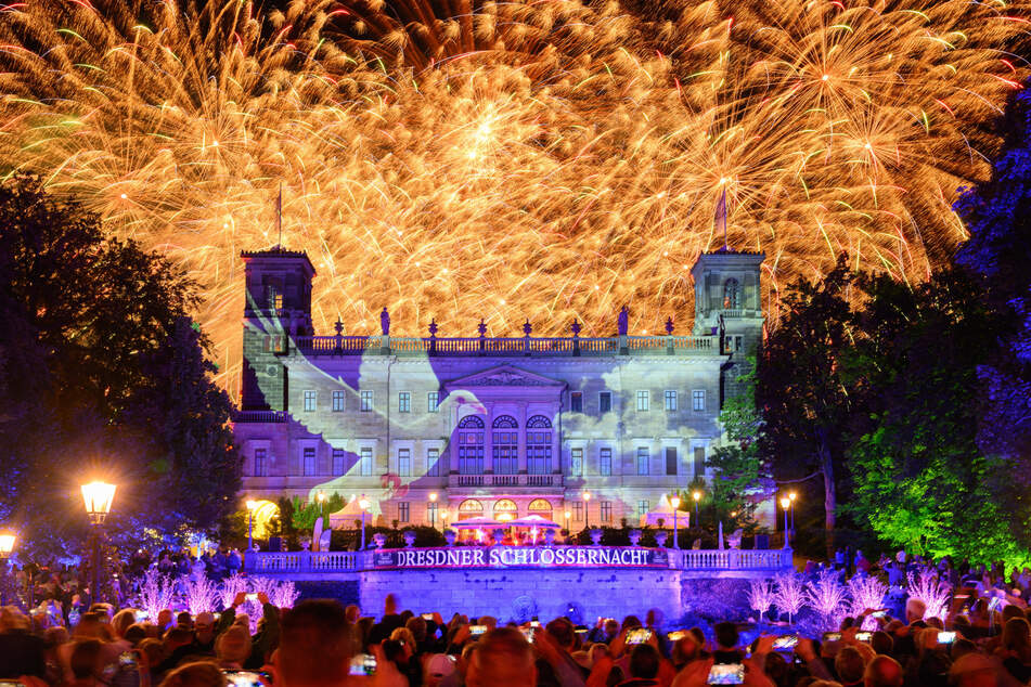 Das Feuerwerk der 13. Schlössernacht wird auf der Altstädter Elbseite gezündet.