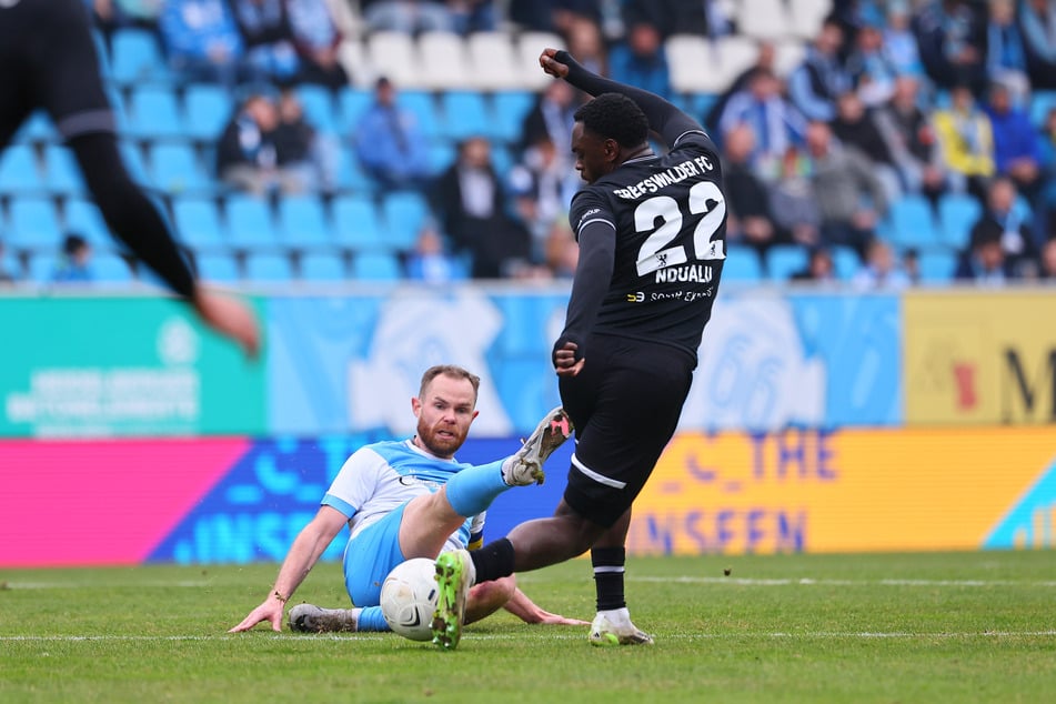 An guten Tagen kann Rudolf Ndualu (26, r.) den Gegnern Knoten in die Beine spielen. Dies wird er aber nicht mehr für Greifswald tun.