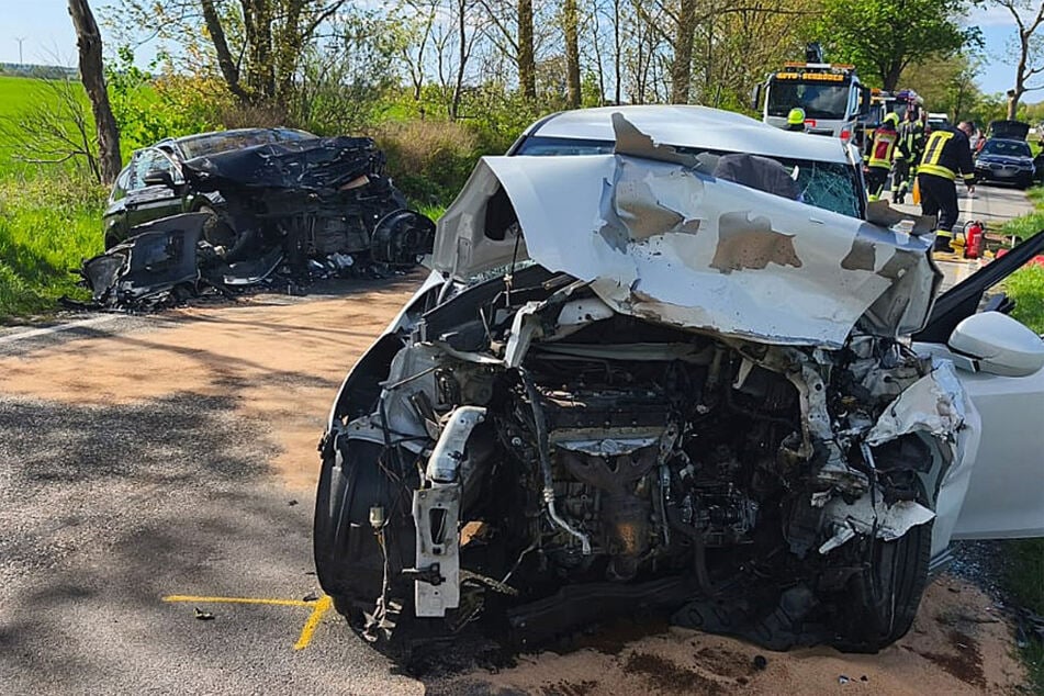 Zwei Autos prallen ineinander: Frau stirbt, mehrere Personen verletzt