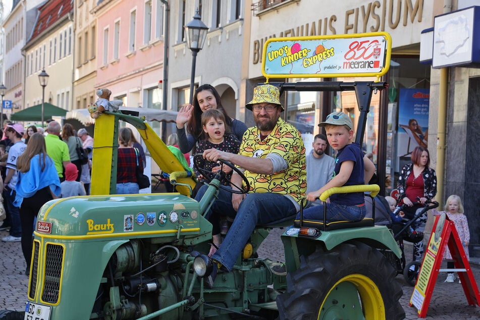 "Udo's Kinder-Express" tuckert regelmäßig bei Stadtfesten. Jede Tour bringt Spaß und hilft.