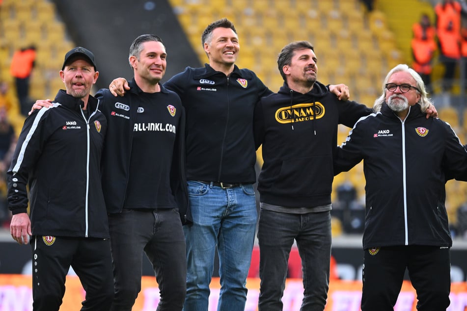 Freude pur im Team nach dem geschafften Klassenerhalt im Mai: (v.l.) Co-Trainer Manuel Klökler (51), Stephan Zimmermann (Geschäftsführer Finanzen), Sportchef Sören Gonther (beide 39), Trainer Thomas Stamm (43) und der damalige Co-Trainer Heiko Scholz (60).